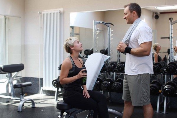 Handtuch passt dank des integrierten Umschlags über Sportgeräte