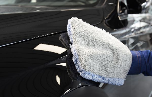 Der Waschhandschuh entfernt starke Verkrustungen vom Lack