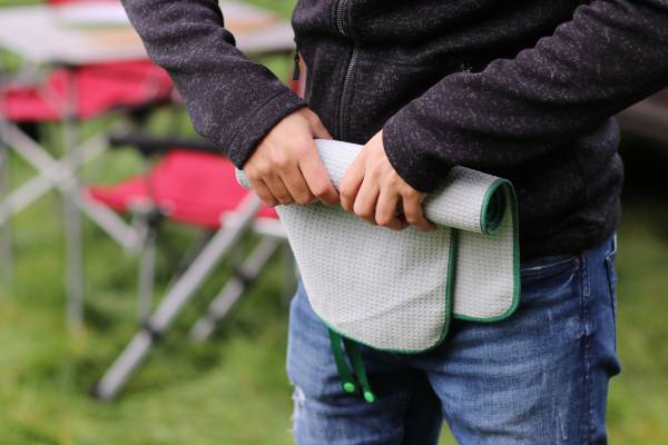Handtuch kann platzsparend zusammengerolt werden