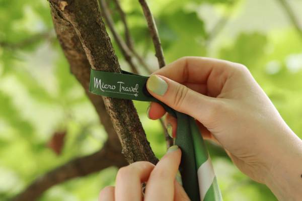 Praktische Druckknopfschlaufe am Reisehandtuch: ersetzt die Wäscheklammer