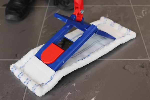 Mopp mit abrassiven Streifen