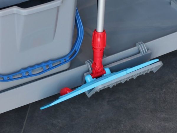 Reinigungswagen mit Halterung für Wischmopp