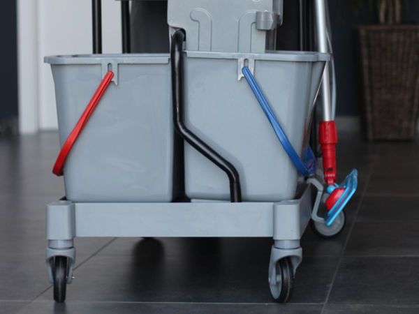 Reinigungswagen groß mit 2 großen Eimern und zusätzlichem Mopp-Halter