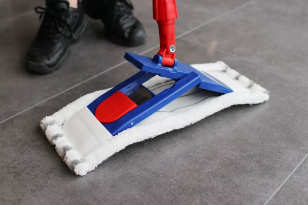 Wischbezug mit abrasiven Streifen