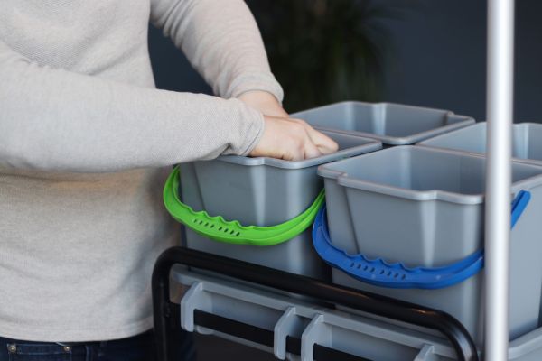 Der Reinigungswagen verfügt über Schmutzwasser-Eimer im 4-Farb-System